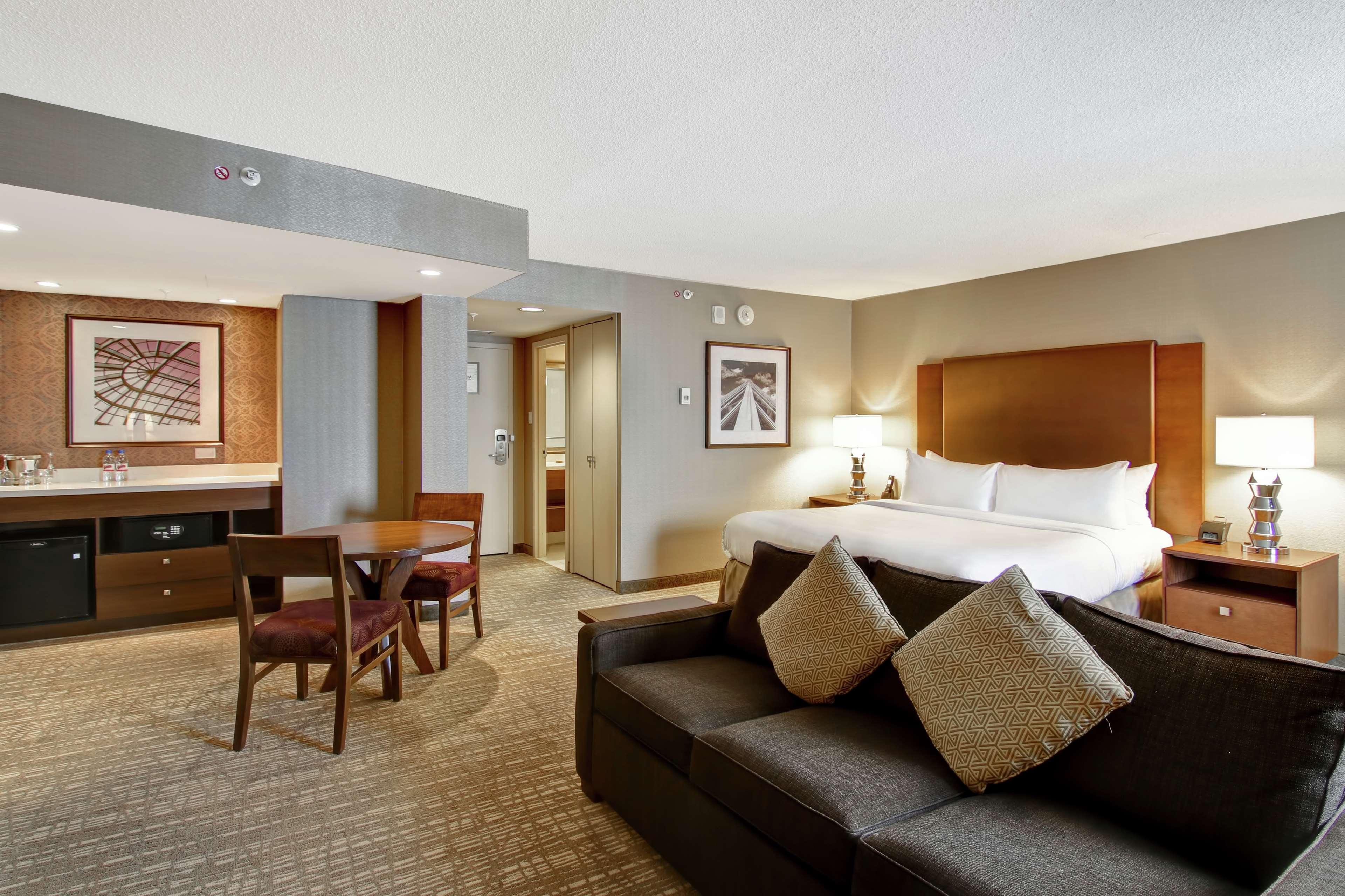 Doubletree By Hilton West Edmonton Hotel Ngoại thất bức ảnh