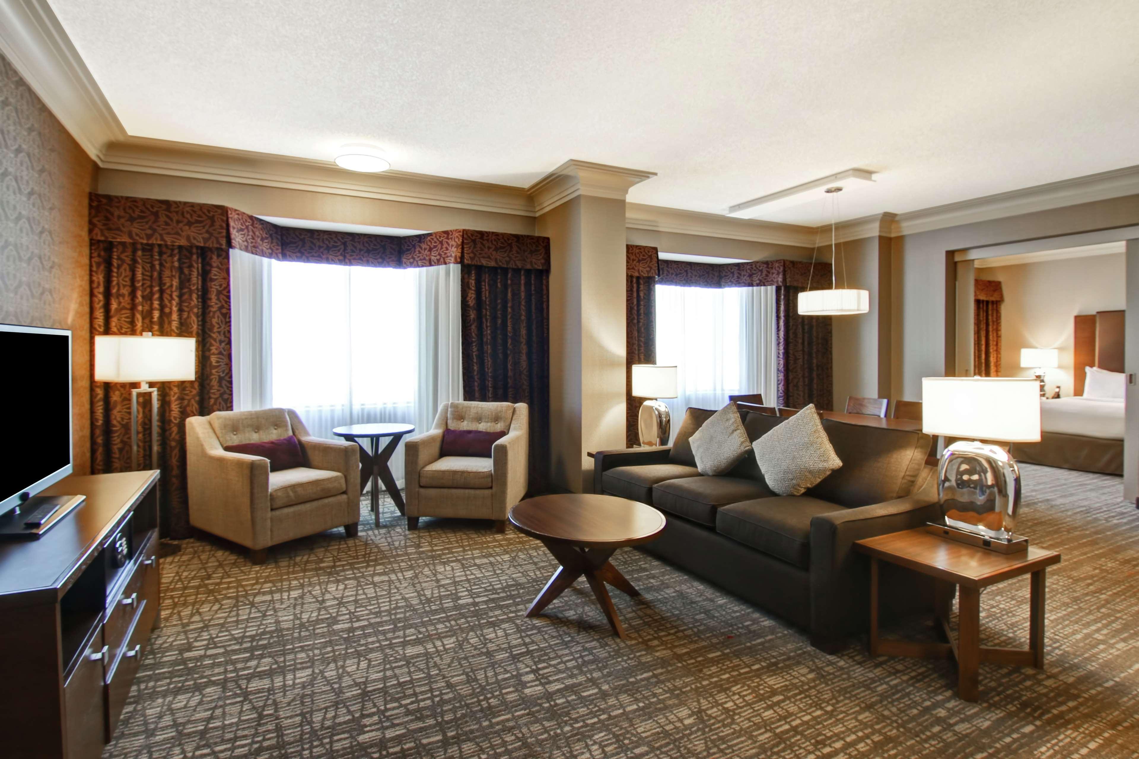 Doubletree By Hilton West Edmonton Hotel Ngoại thất bức ảnh