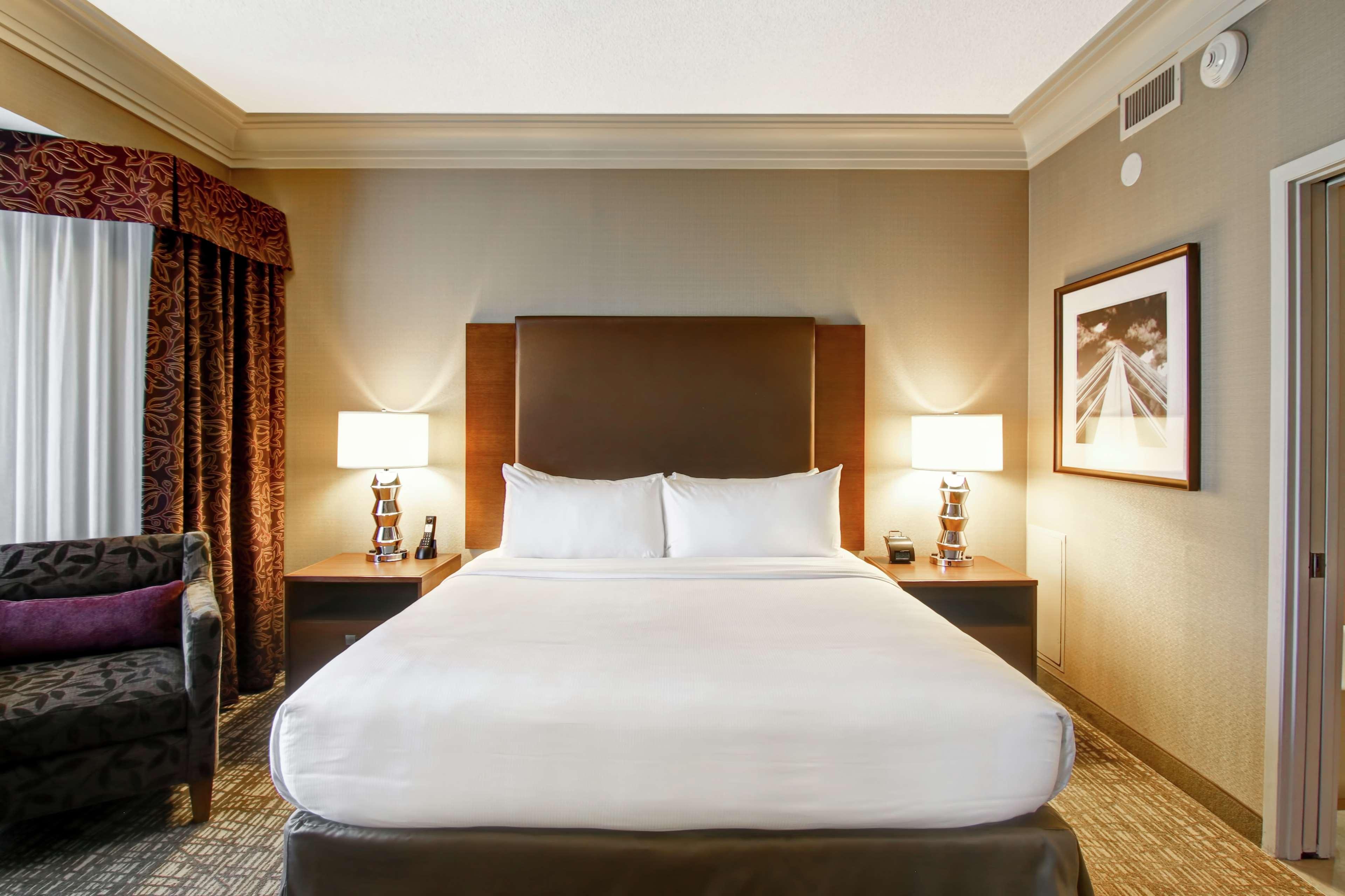 Doubletree By Hilton West Edmonton Hotel Ngoại thất bức ảnh