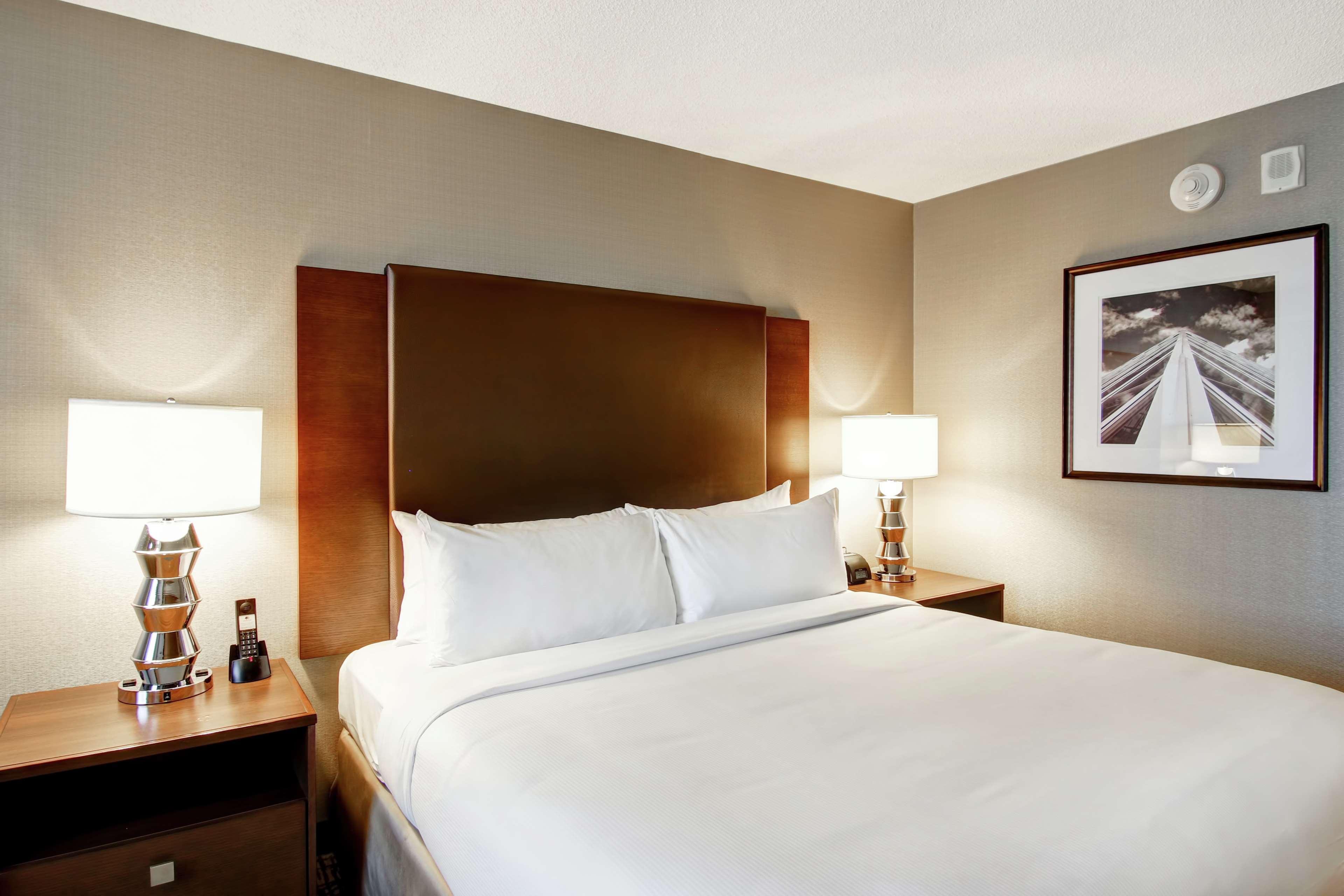 Doubletree By Hilton West Edmonton Hotel Ngoại thất bức ảnh