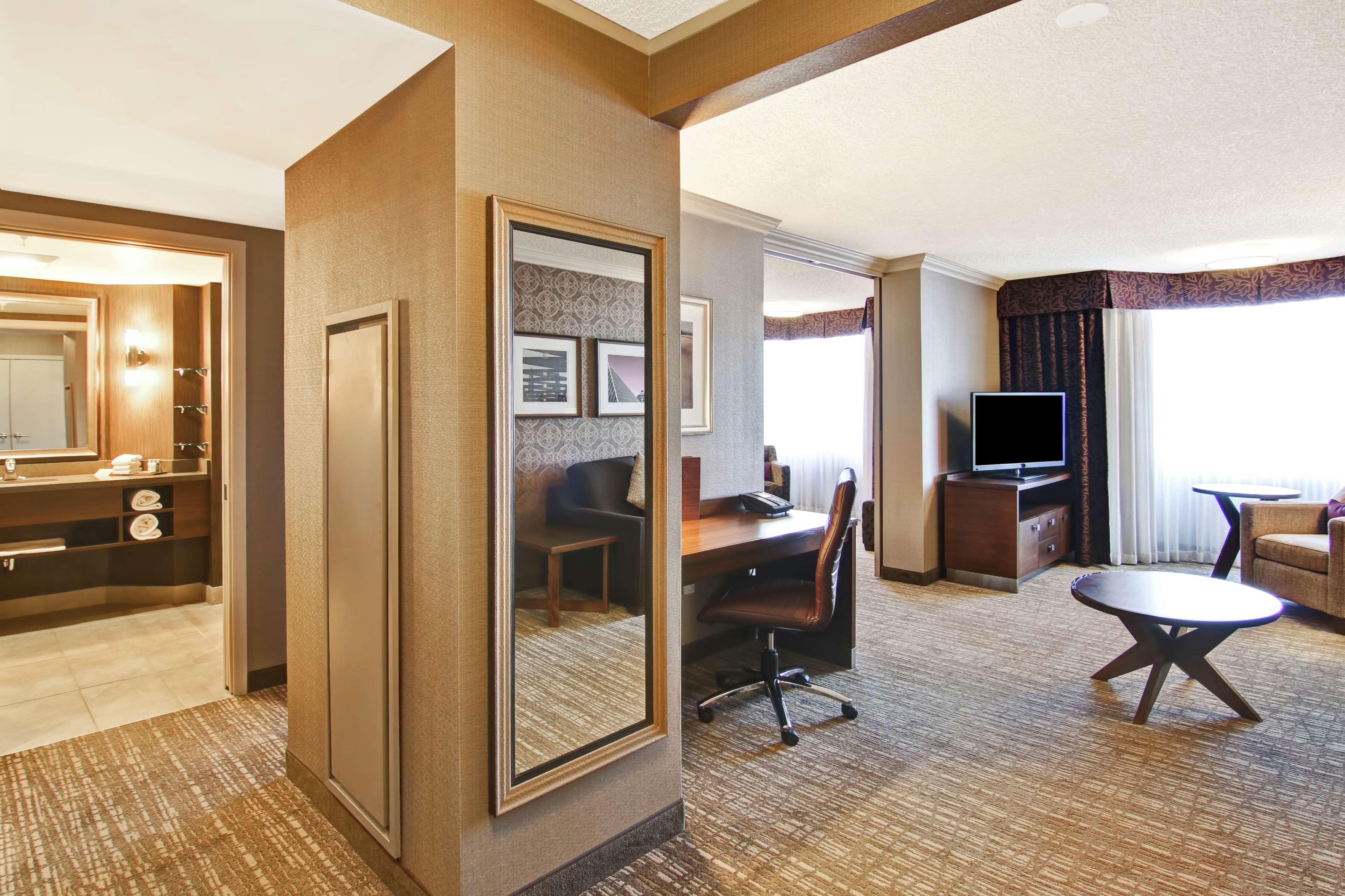 Doubletree By Hilton West Edmonton Hotel Ngoại thất bức ảnh