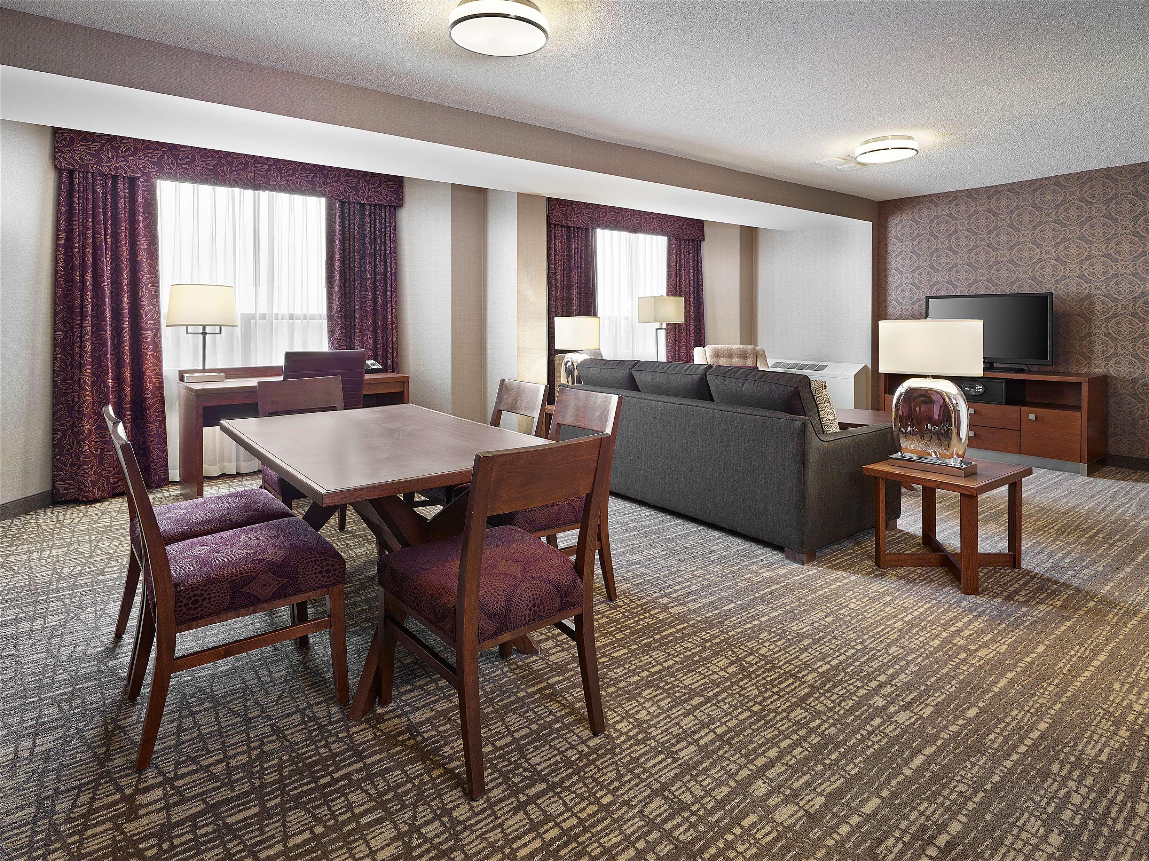 Doubletree By Hilton West Edmonton Hotel Ngoại thất bức ảnh