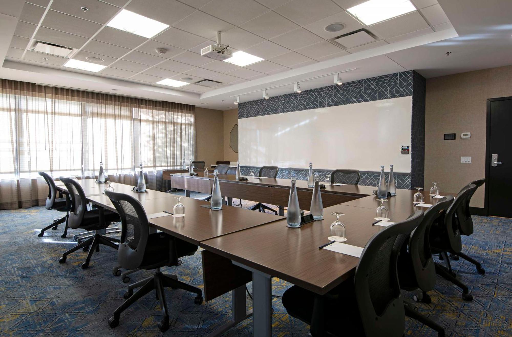 Doubletree By Hilton West Edmonton Hotel Ngoại thất bức ảnh