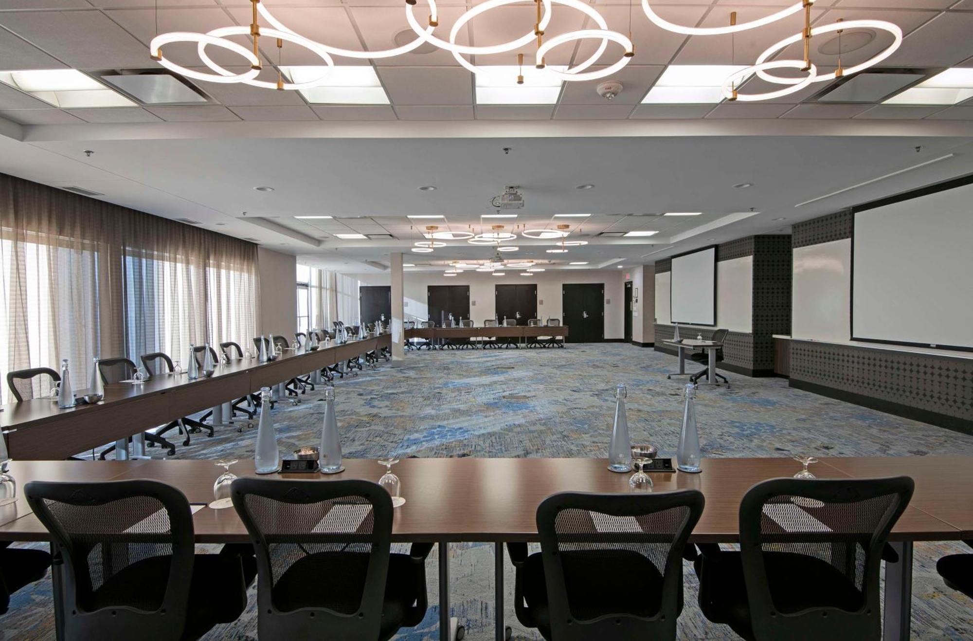 Doubletree By Hilton West Edmonton Hotel Ngoại thất bức ảnh