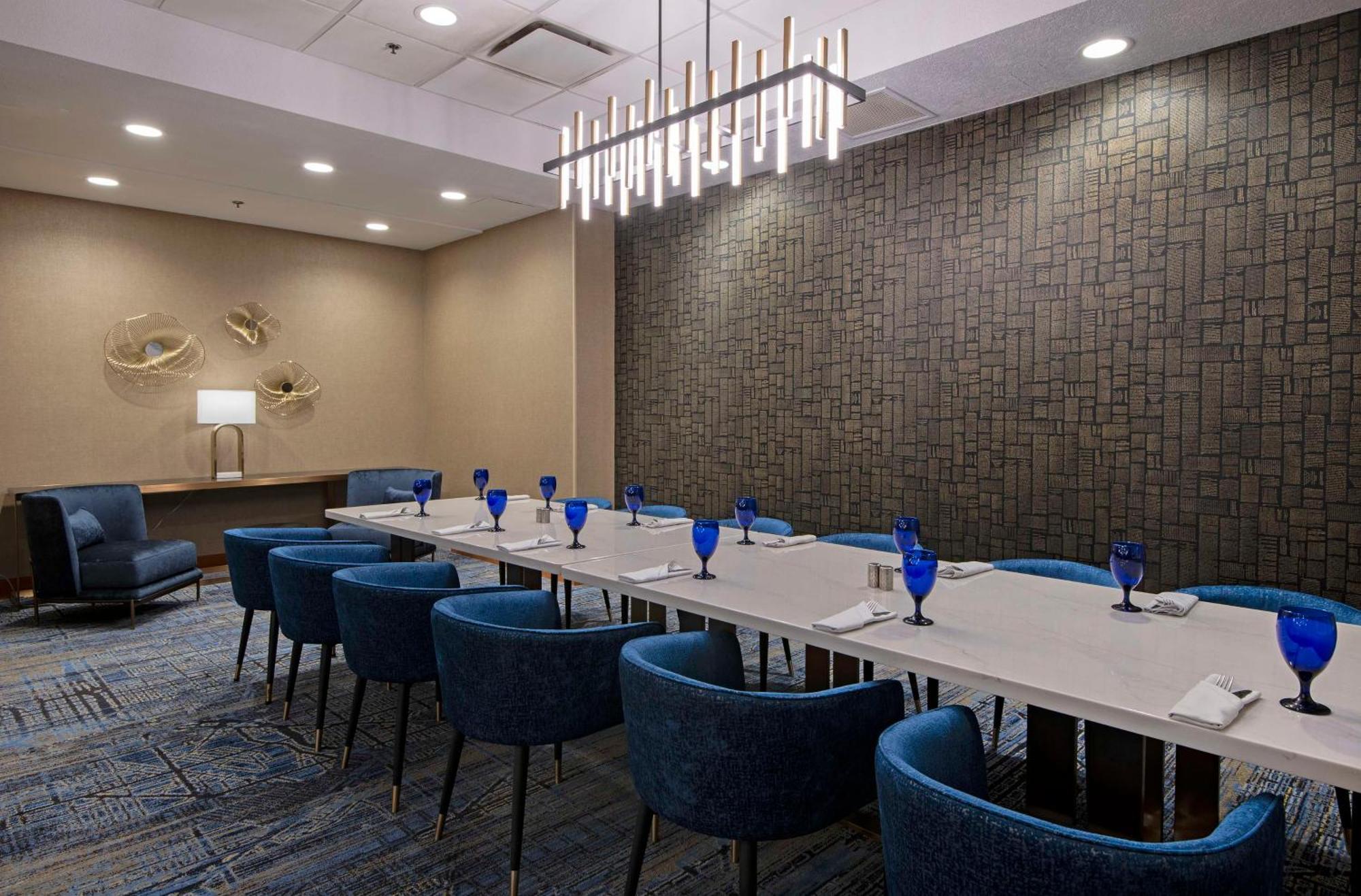 Doubletree By Hilton West Edmonton Hotel Ngoại thất bức ảnh